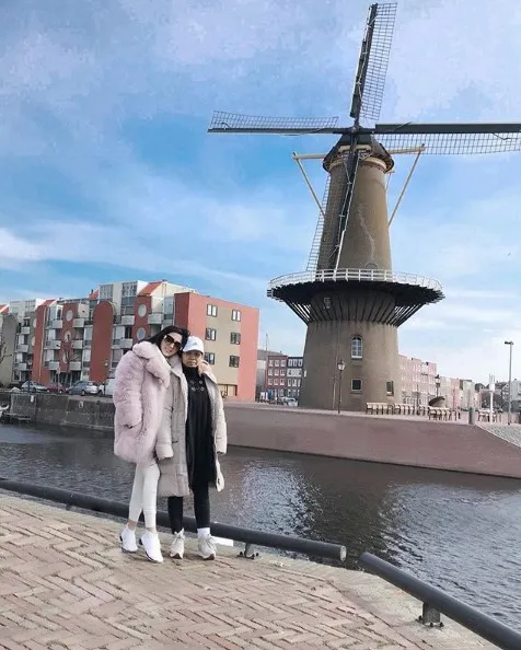 Syahrini mengajak sang asisten rumah tangga ke Belanda (credit: instagram.com/princessyahrini)