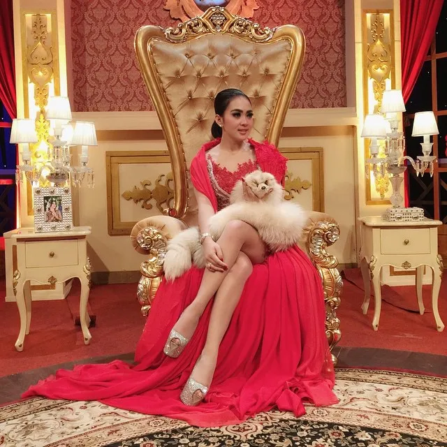 Syahrini tampil cetar pamer paha di atas singgasananya. / Syahrini Official Instagram