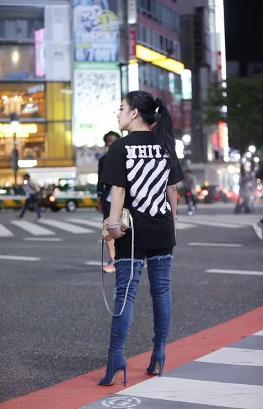 Selain suara merdunya, Syahrini juga dikenal dengan barang branded miliknya. /©instagram.com/princessyahrini