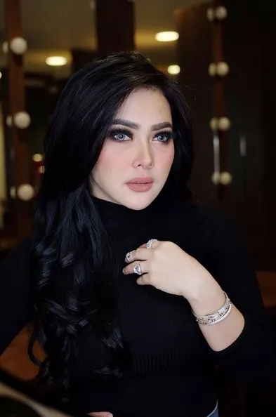 Bukan hanya barang mewah, Syahrini juga sering liburan ke luar negeri. /©instagram.com/princessyahrini