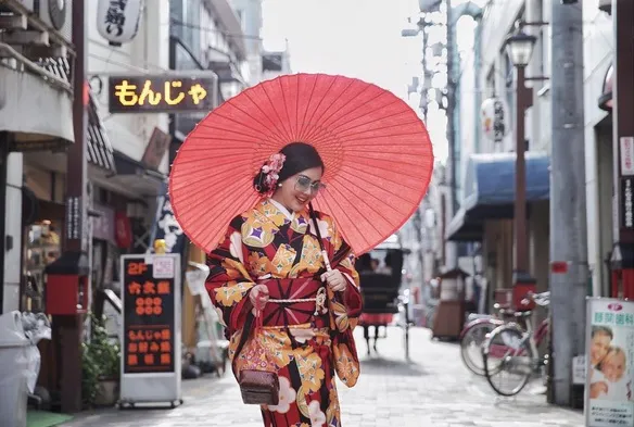 Stunning! Ini penampilan cantik Syahrini saat mengenakan kimono merah. /©instagram.com/princessyahrini