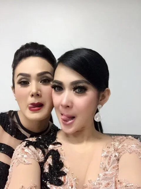 Siapa yang lebih cantik, Mulan atau Syahrini? © path.com/Mulan Jameela