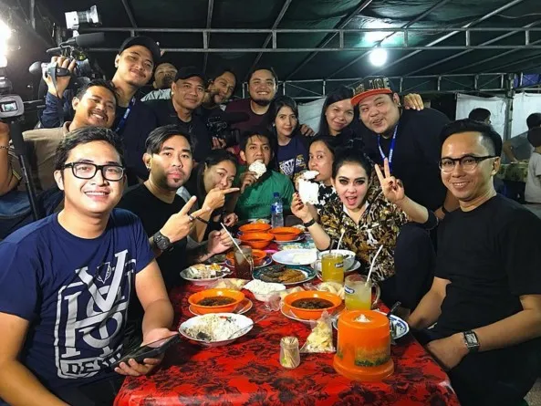 Syahrini makan rawon di warung © instagram.com/princessyahrini
