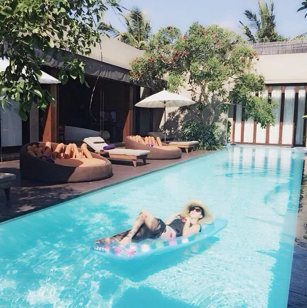Syahrini berjemur cantik sambil pamer paha @ instagram.com/princessyahrini