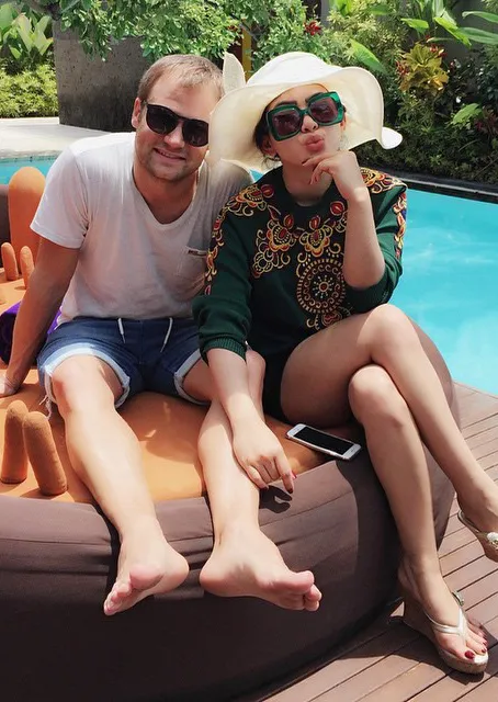 Di Bali bareng, kedekatan Syahrini - Dash Berlin tampak manis ©IG Syahrini/Dash Berlin