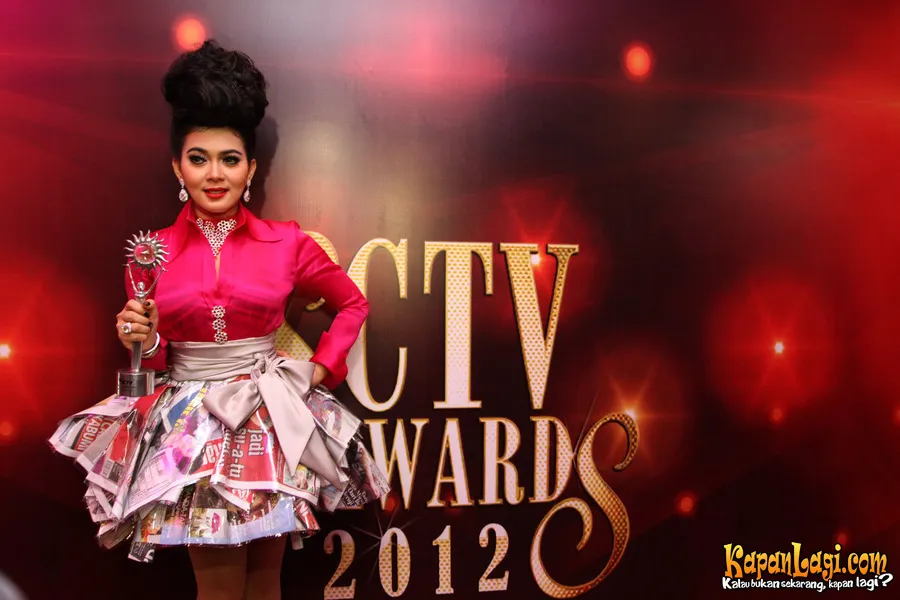 Cetar membahana, Syahrini bangga pamerkan piala SCTV Music Awards 2012 ©KapanLagi.com®