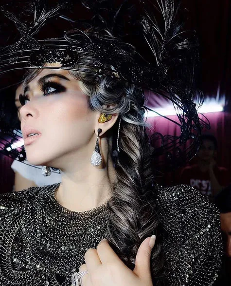 Dandanan Syahrini di SCTV Awards 2016 © Instagram.com/princessyahrini
