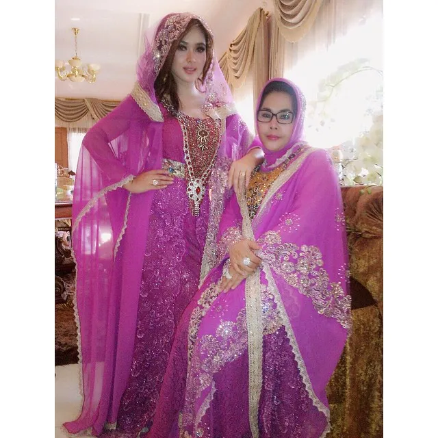 Syahrini bersama ibunda tercinta kenakan busana pink cetar! @instagram.com - princess syahrini
