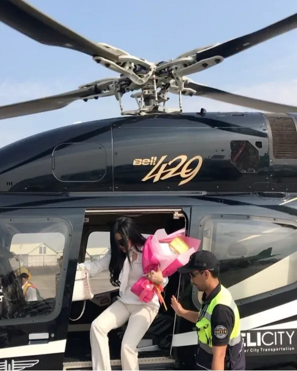 Males Mudik Karena Macet? Kamu Bisa Naik Heli Kayak Syahrini Lho! Males Mudik Karena Macet? Kamu Bisa Naik Heli Kayak Syahrini Lho! video viral siap robocop masyarakat layani info traveling info teknologi info seks info properti info kuliner info kesehatan foto viral dubai bertugas berita ekonomi