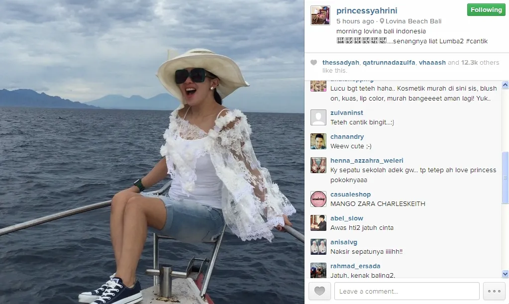 Syahrini di atas laut, kenakan sepatu yang tak biasa. / Syahrini Official Instagram