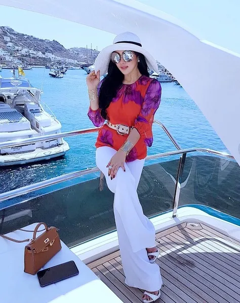 Tak hanya busana, Syahrini juga sering tampak hidup mewah dengan liburan ke luar negeri. /©instagram.com/princessyahrini