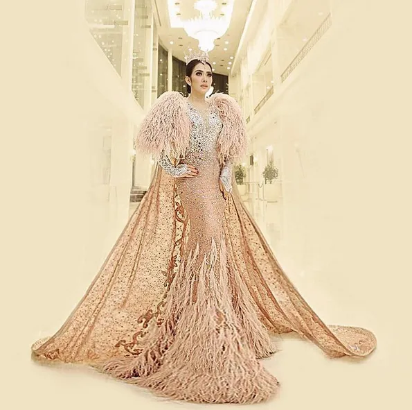 Bagai seorang ratu, begini penampilan Syahrini saat menghibur penonton di atas panggung. /©instagram.com/princessyahrini