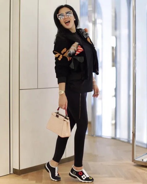 Saat tampil kasual, Syahrini tetap ditemani dengan barang-barang mewahnya. /©instagram.com/princessyahrini