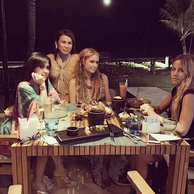 Syahrini saat makan malam bersama Paris Hilton di Bali. @princessyahrini Instagram