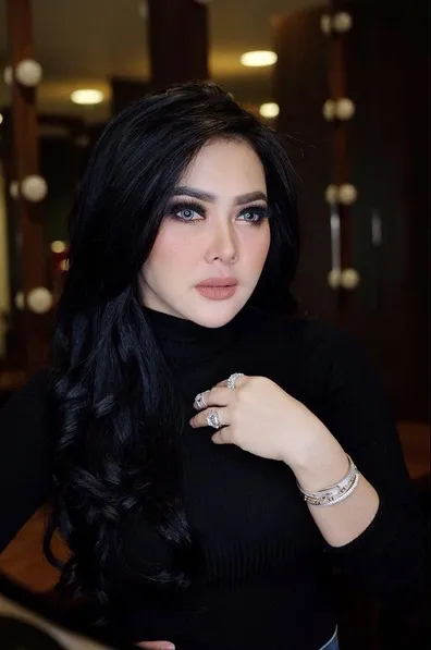 Syarini juga dikenal dengan ciri khas make-up sempurna dan rambut panjang terurai. /©instagram.com/princessyahrini