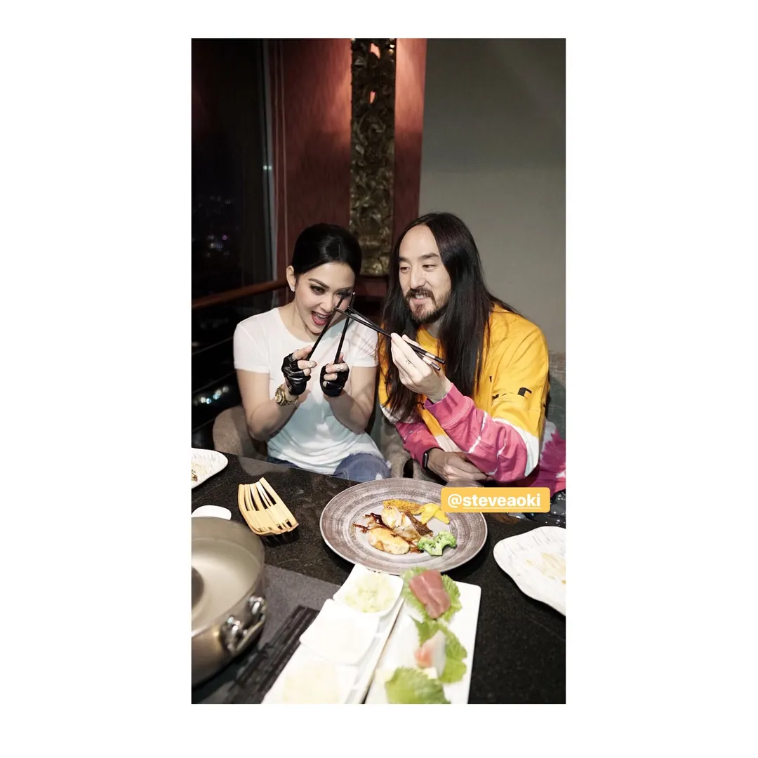 Interaksi Syahrini dan Steve Aoki saat makan bareng. Credit: instagram.com/princessyahrini