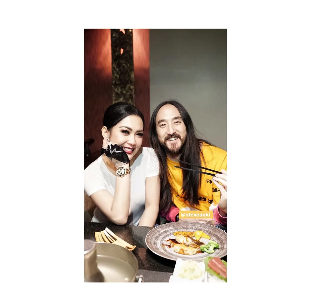 Syahrini dan Steve punya gaya rambut sama yakni belah tengah! Credit: instagram.com/princessyahrini