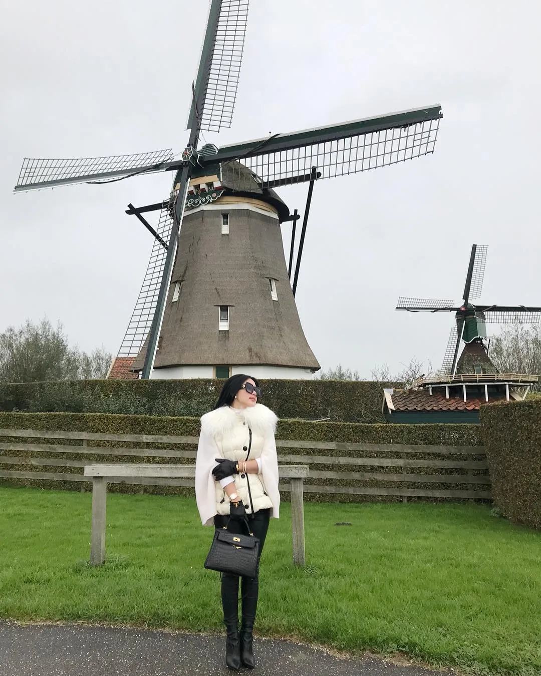 Gaya fashionable Syahrini saat liburan keliling Eropa. Credit: instagram.com/princessyahrini