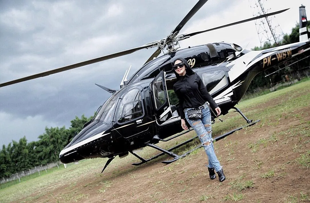 Untuk penuhi jadwal pekerjaan, tak jarang Syahrini pakai jasa helikopter pribadi. Credit: instagram.com/princessyahrini