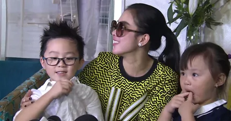 Syahrini bersama Tristan dan Chloe / © Net Entertainment News