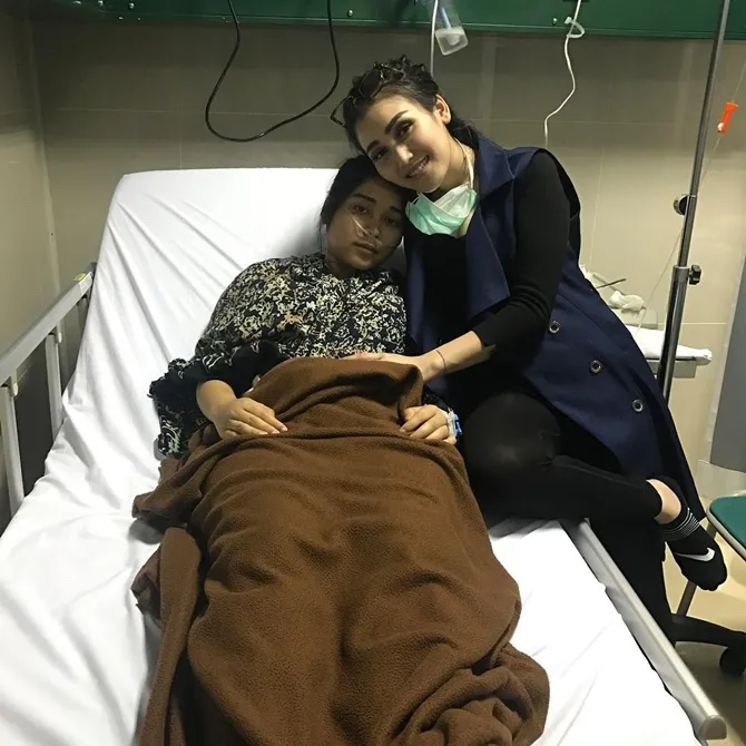 Ayu Ting Ting datang menjenguk Syifa © instagram.com/mom_ayting92_