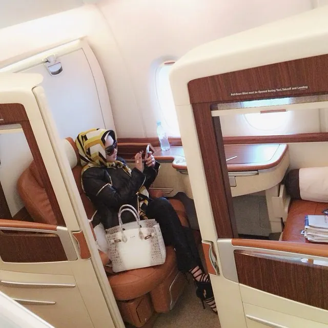 Saking padatnya jadwal Syahrini, ia kerap tidur di atas pesawat. / Syahrini Official Instagram