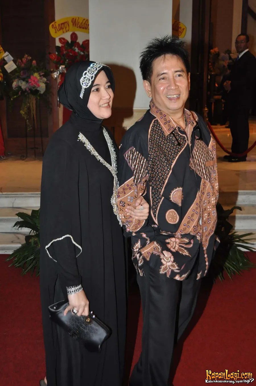 Pemakaman Sys NS dihadiri keluarga, warga, sahabat artis, pejabat, hingga tokoh politik. cr: KapanLagi.com