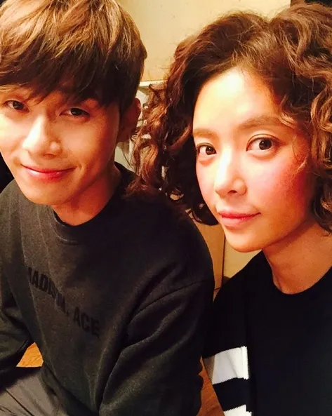 Park Seo Jun dan Hwang Jung Eum di sela-sela syuting episode terakhir. © mwave.interest.me