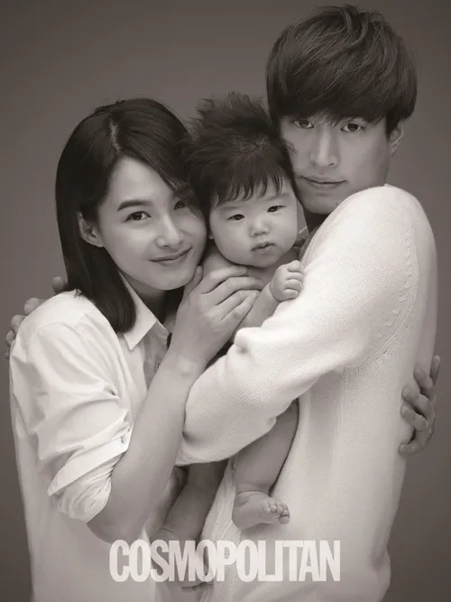 Tablo bersama istrinya, Kang Hye Jung dan sang anak. ©soompi.com
