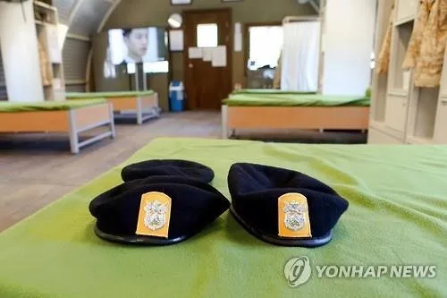 Ada helm antipeluru juga © Yonhap News
