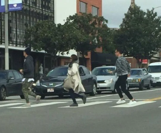 Rain dan Kim Tae Hee yang tertangkap saat berada di Los Angeles. ©allkpop.com