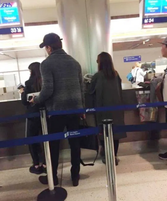 Rain dan Kim Tae Hee tertangkap kamera fans saat berada di Bandara. ©allkpop.com