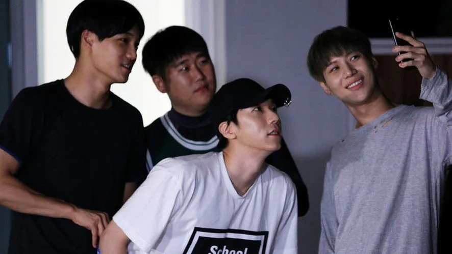 Timoteo (tengah) dapat nasihat dari Taemin © Istimewa