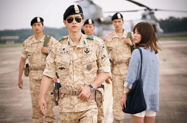 Song Joong Ki dan Song Hye Gyo pertama kali bertemu di Yunani. © kdramastars.com