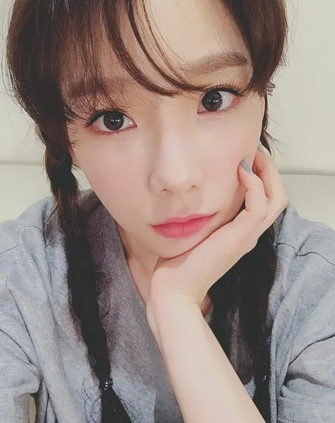Taeyeon juga kerap tampil dengan dandanan yang simple dan natural. /©instagram.com/taeyeon_ss