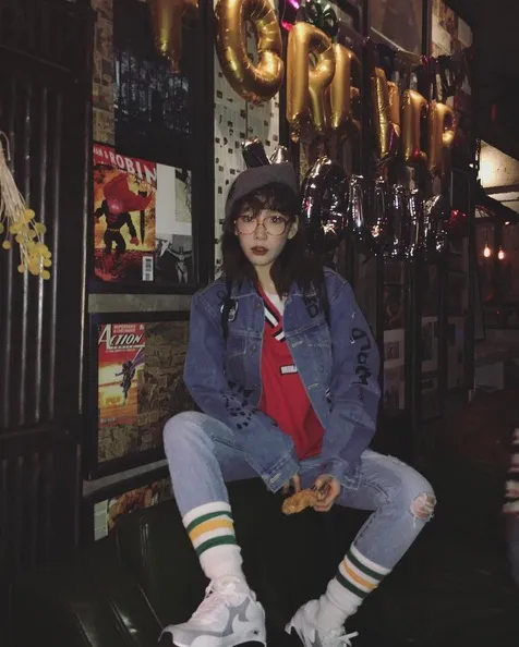 Dengan gaya retro, Taeyeon menghadiri pesta ulang tahun Sooyoung. /©instagram.com/taeyeon_ss