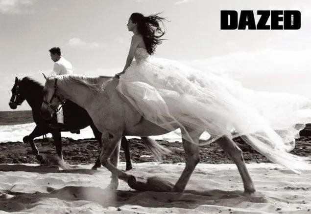 Taeyang dan Min Hyo Rin mempercayakan pimpinan upacara pernikahan pada Ki Tae Young. © Dazed