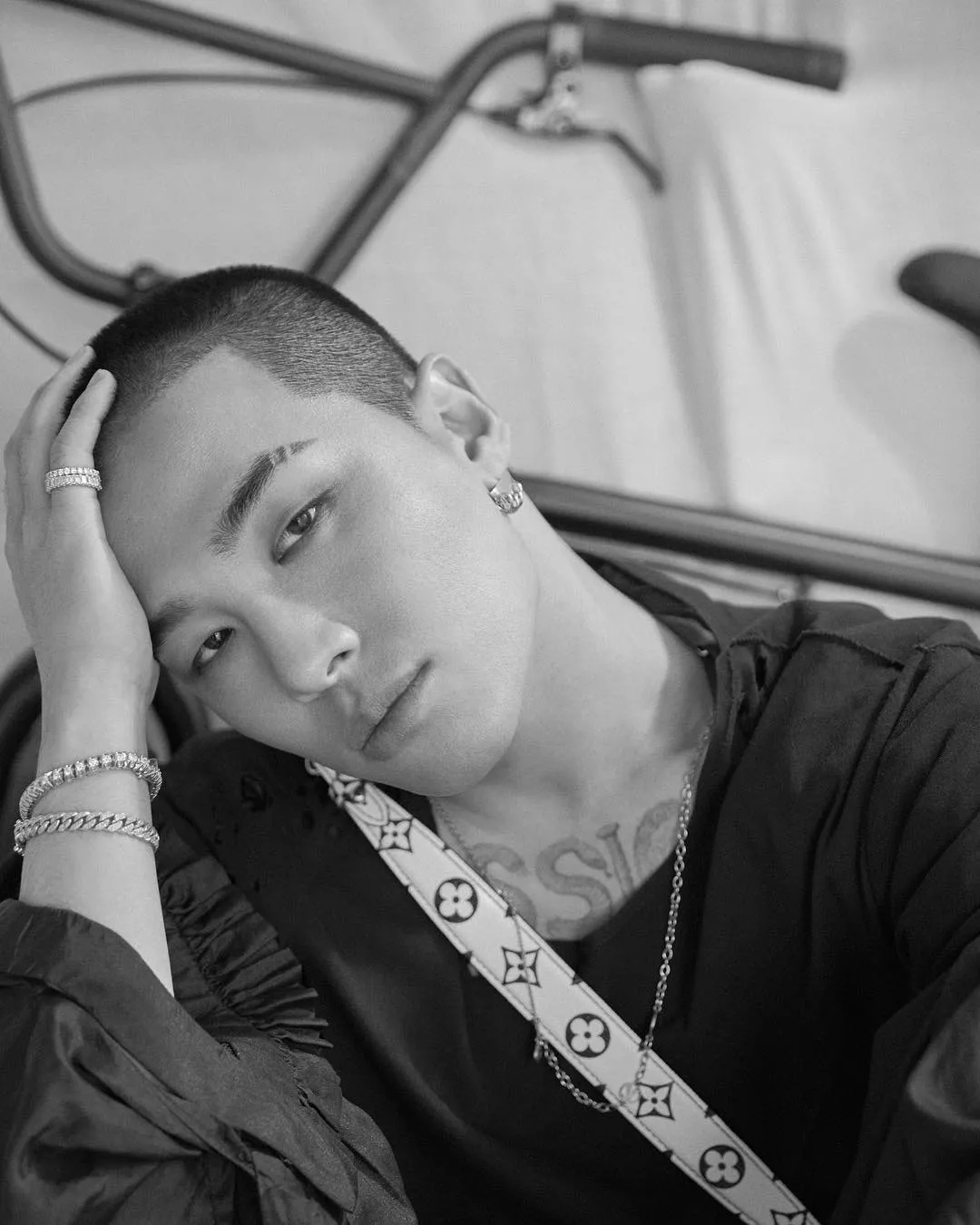 Taeyang Big Bang lakukan pemotretan sebelum wajib militer. Credit: via instagram.com/ellekorea