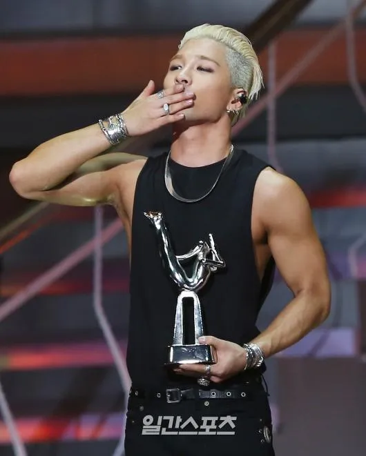 Taeyang mendapat grand prize di GDA 2015 © twitter.com/goldendisc
