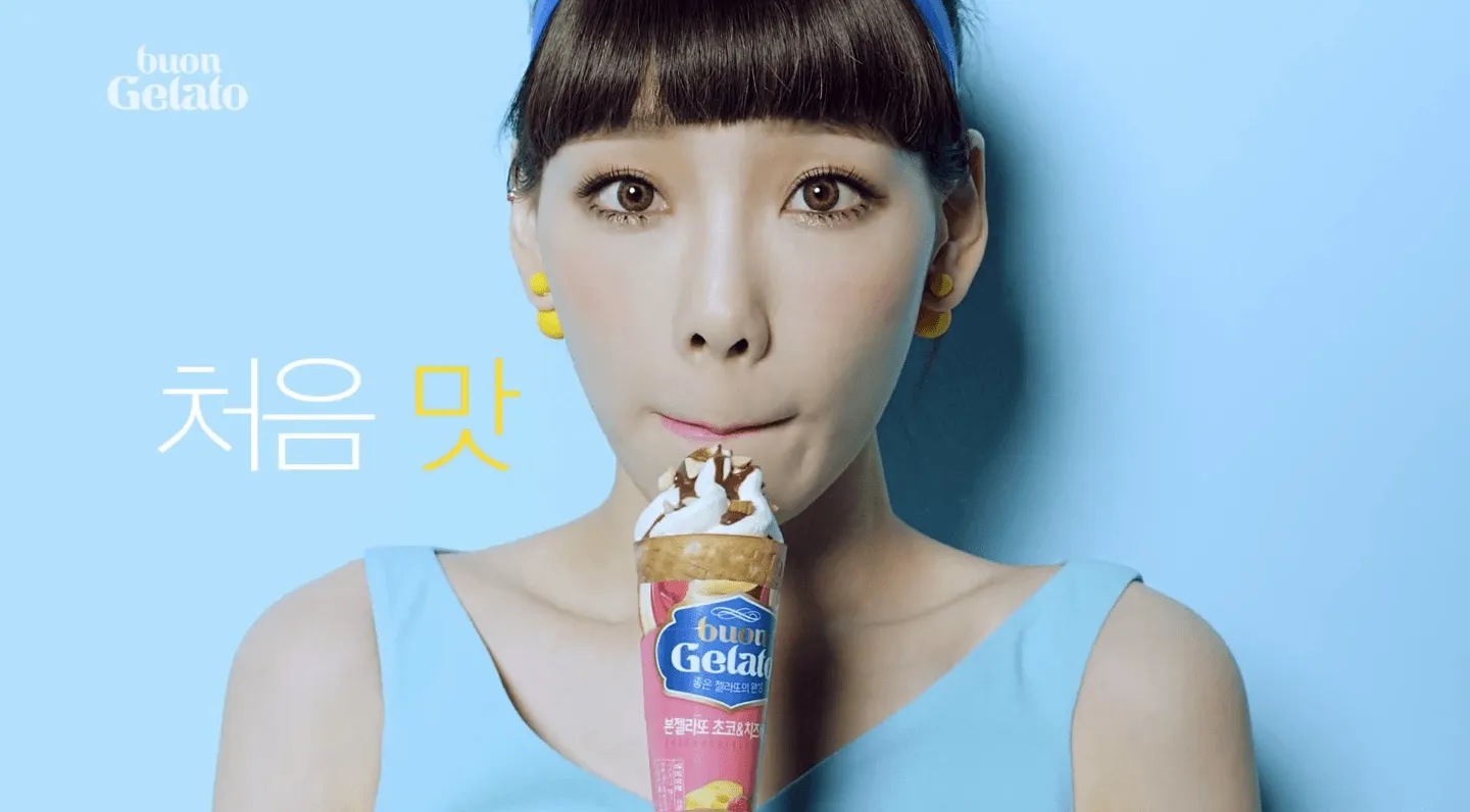 Hidung Taeyeon yang terlihat aneh di sebuah iklan membuat netizen kembali mendunganya melakukan operasi plastik © koreaboo.com