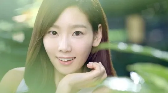 Taeyeon Girls Generation saat syuting Nature Republik @soompi.com