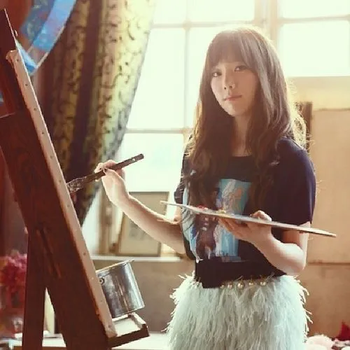Taeyeon berpose melukis. ©taeyeon_ss