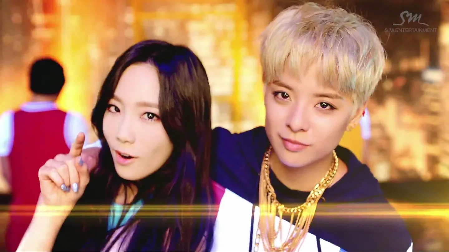 Taeyeon dan Amber dalam MV Shake That Brass © YouTube