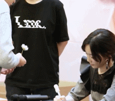 Penggemar nervous saat menyerahkan bunga buat Taeyeon © koreaboo.com