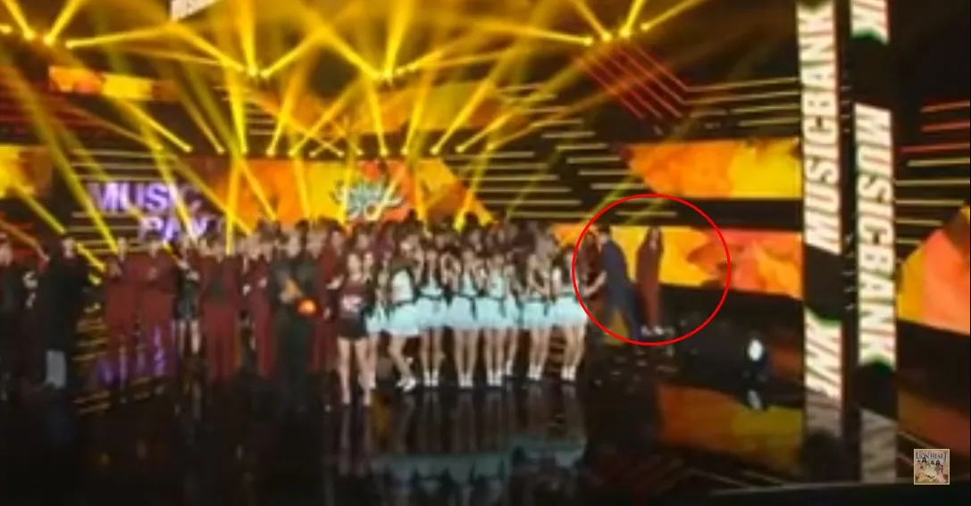Krystal tampak ingin segera turun panggung saat lagu Taeyeon diputar. © koreaboo.com