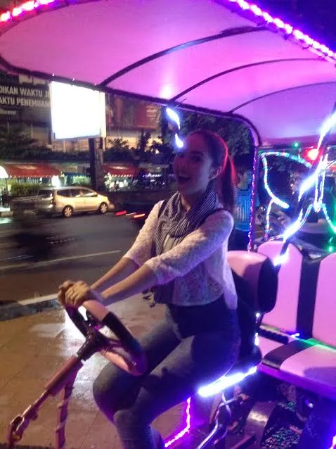 Tahlia Raji asyik bersepeda di Simpang Lima