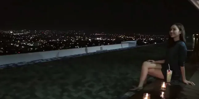 Serunya menikmati malam dari rooftop