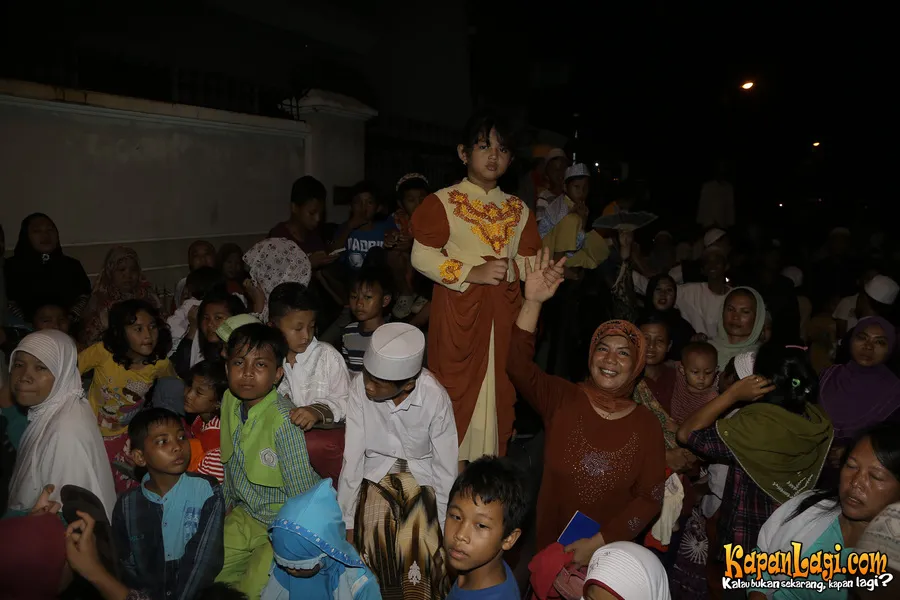 Sekitar 2000 warga berdatangan ke kediaman orang tua Olga Syahputra untuk mengikuti pengajian 40 hari. ©KapanLagi.com®/Agus Apriyanto