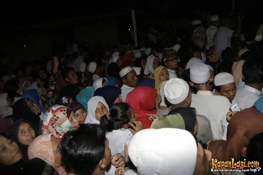 Banyak warga yang memadati kediaman Olga © KapanLagi.com®/Agus Apriyanto