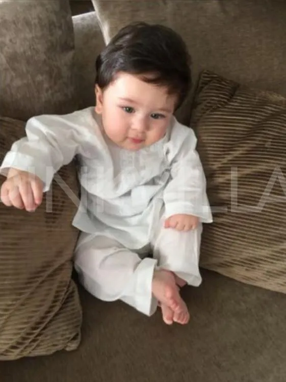 Taimur dengan kurta putih, lucu banget kan? ©pinkvilla
